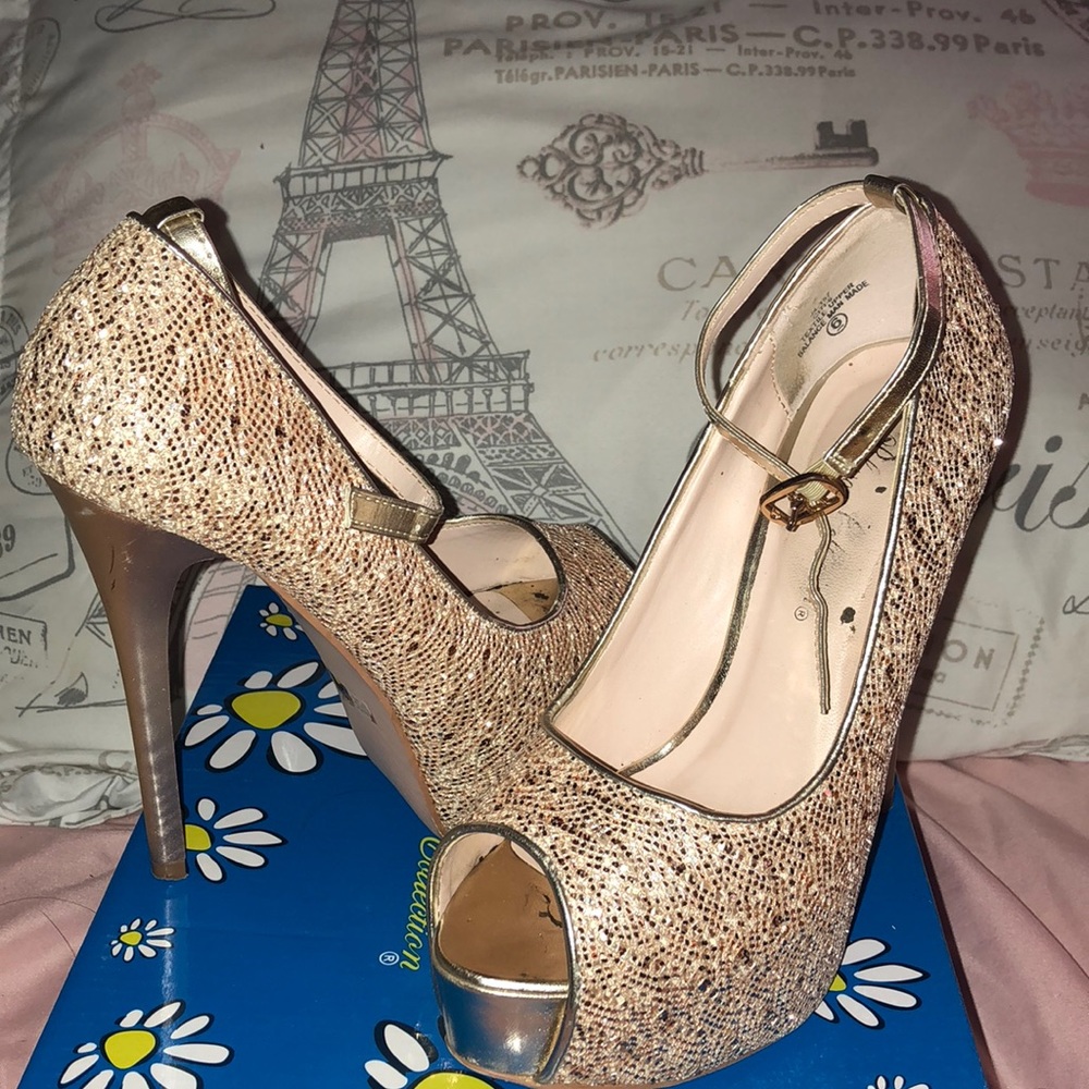 High gold sparkle size 6 heels. - Picture 2 of 2